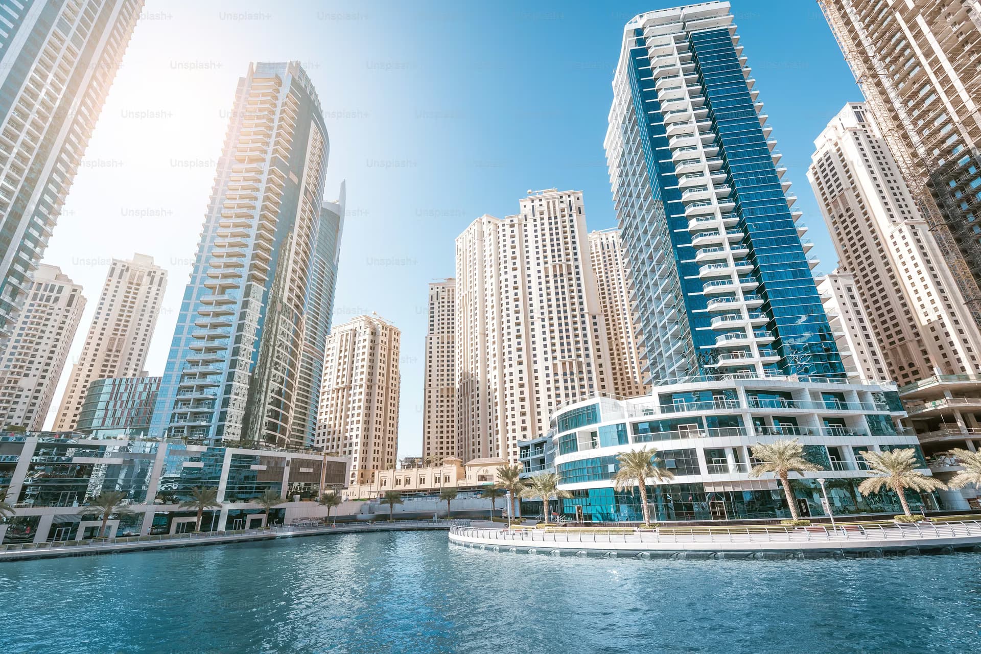 Dubai Marina Skyline mit Wolkenkratzern und Yachthafen
